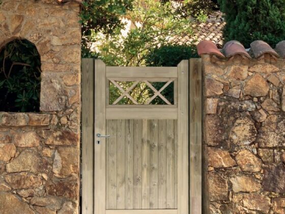 CROISADE PORTILLON- Le premier regard sur votre propriété mérite une touche chaleureuse de bois, trouvez les portails & clôtures faites pour vous chez Kaliwood.